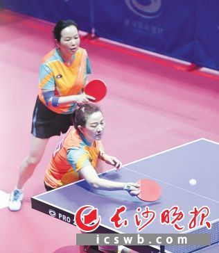 宋惠明（前）代表湖南参加全运会资格赛群众比赛乒乓球项目预赛（南方赛区）的比赛。长沙晚报全媒体记者 王志伟 摄