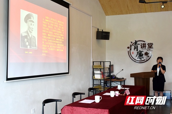 石弓湾清廉讲堂代表团成员宣讲《百姓将军不忘本》。