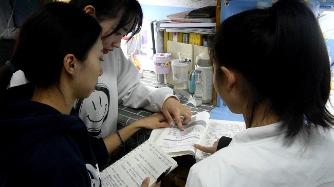 说:"备考期间,我们的辅导员伍施蓉老师把我们当作自己的妹妹一样对待