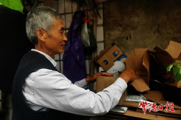 龚道炎坚持捡废品做公益 (图片来源:常德市文明办)