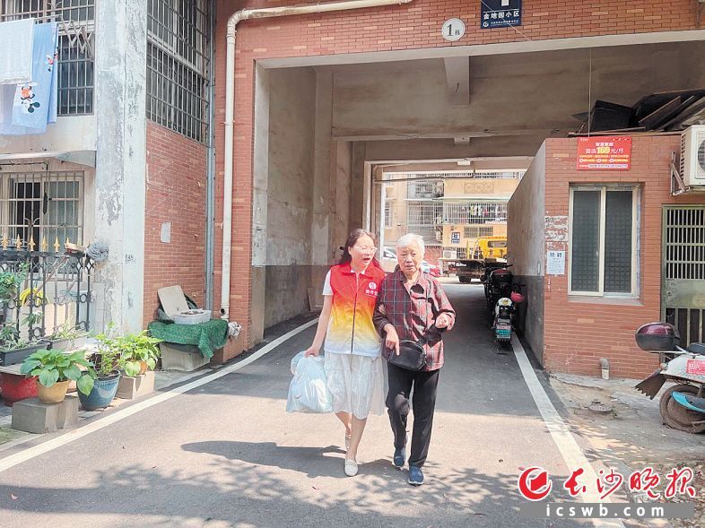护理员为老人提供家庭保洁、情绪疏导、陪同出行等多项服务。受访者供图
