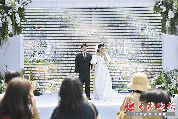 一场“轻量化”的仪式，打造专属的甜蜜记忆。长沙晚报全媒体记者 余劭劼 摄